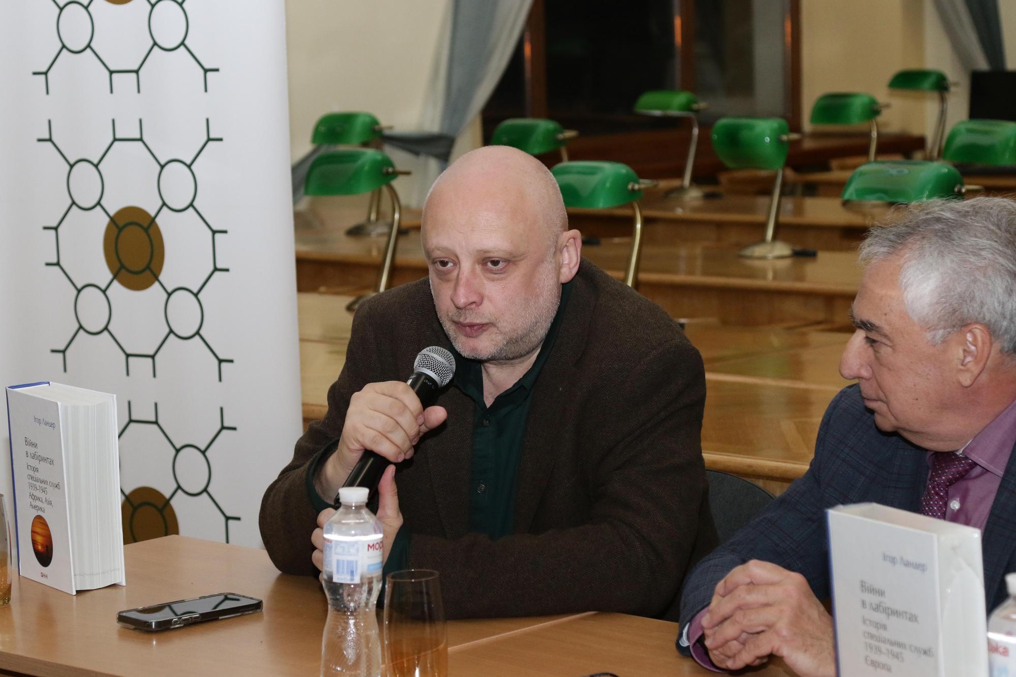 "Книга, що вчить думати". В Києві за участі ГУР презентували 5-томник про світові розвідки